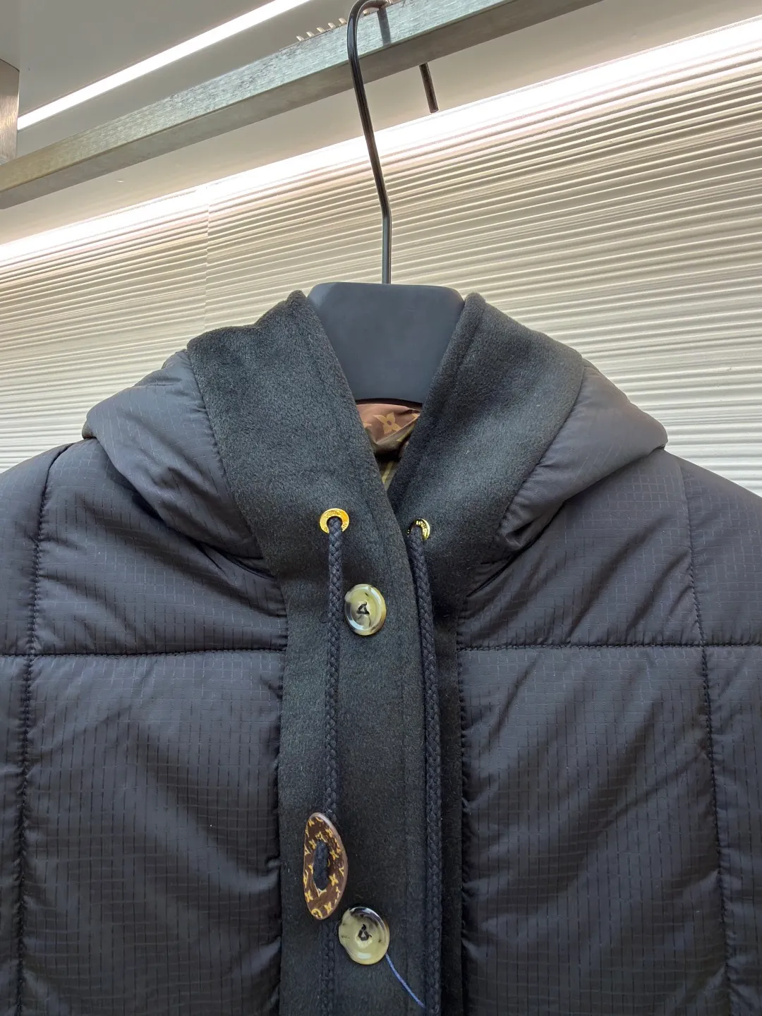 LOUIS VUITTON tear-resistant quilted hooded jacket ●Item number: 1681321-C65 ●Fabric: polyester fiber fabric ●Technology: Printing ●Color: black ●Version: Fitted version ●Weight: about 670 grams ●Size: 36-38-40 ●Description: This style adopts a neat straight cut, which hides the lean body and allows free movement. The hood is equipped with a drawstring, which is windproof and practical. The inner lining is decorated with the brand's unique print, highlighting its unique personality in every detail, creating a dual charm both inside and outside. This style of clothing focuses on functional fabrics. The main fabric is made of 100% nylon, giving it excellent wear resistance and strength; the lining is 100% polyester, which brings a smooth touch and improves breathability and moisture removal. Made of polyester and cotton blend in some areas, it balances comfort and durability. In addition, the specially added polyvinyl chloride coating can effectively enhance the water and wind resistance of the product, making it highly practical. The overall wiring is straight and delicate, the fabric is comfortable and soft, and the color is consistent without color difference. It can be matched with the same style to create a fashionable look and control various occasions. Customized accessories, complete with three standards, same style for men and women!